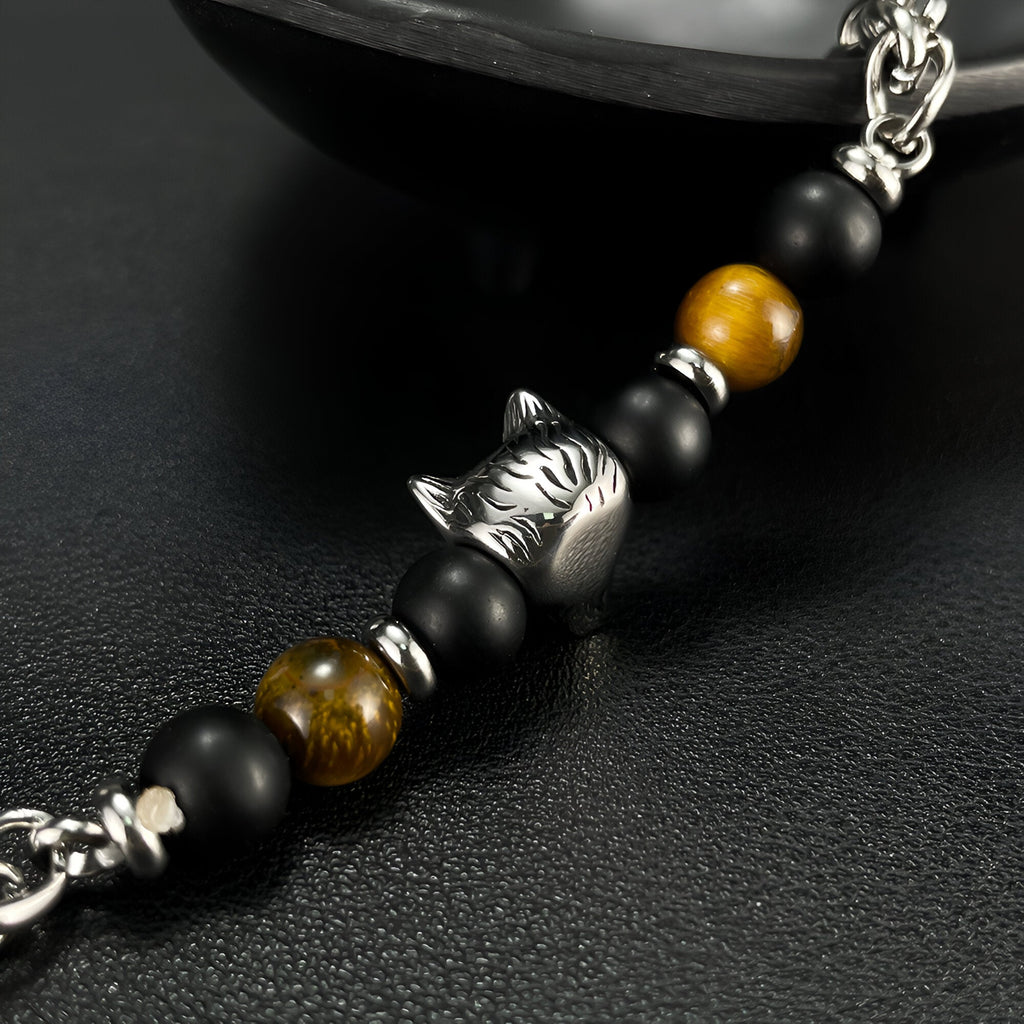 Bracelet homme perles noires et œil de tigre marron avec tête de loup argentée détaillée.