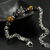 Bracelet homme chaîne argentée avec perles noires, œil de tigre marron et tête de loup en métal.