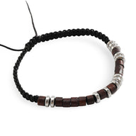 Bracelet homme en perles de bois marron et noir avec détails argentés, cordon tressé noir ajustable.