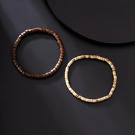 Ensemble de deux bracelets en bois, un marron foncé et un beige clair, design simple et naturel.
