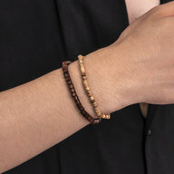 Ensemble de deux bracelets en perles de bois, tons marron et beige, style naturel et épuré.