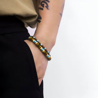 Ensemble de deux bracelets pour homme en perles de bois brun et turquoises multicolores, style naturel et bohème.