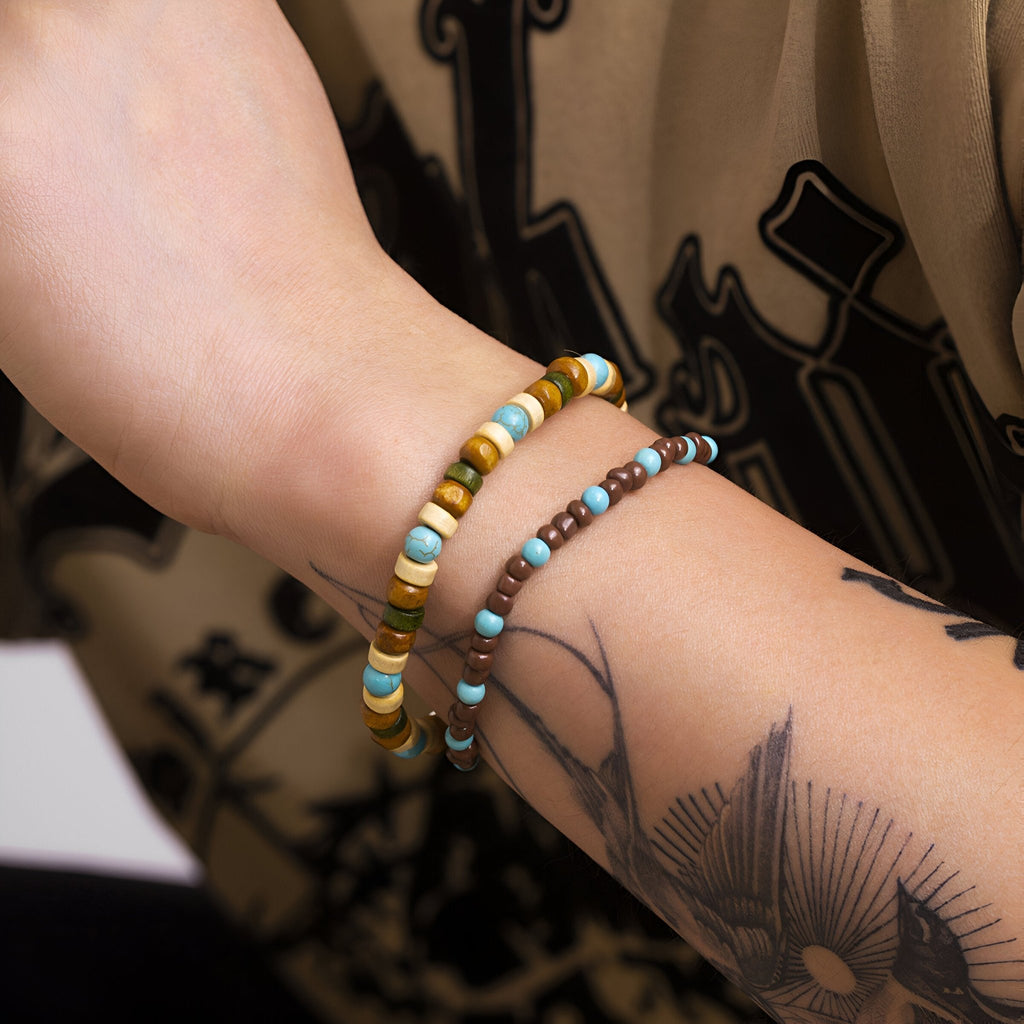 Ensemble de deux bracelets pour homme en perles de bois marron et jaune, perles turquoises et argentées.