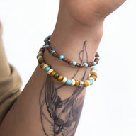 Ensemble de deux bracelets pour homme en perles de bois marron, turquoise et blanches, style bohème.