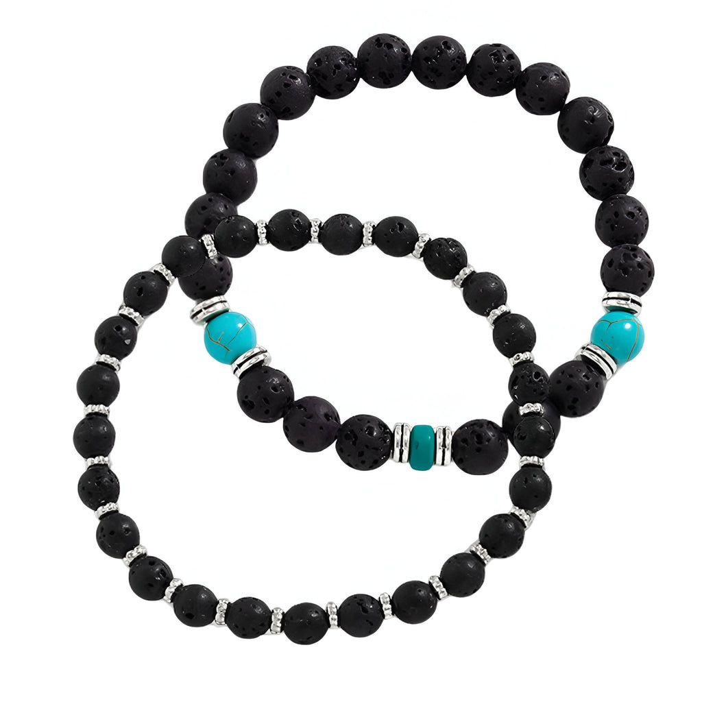 Ensemble de deux bracelets pour homme en pierres volcaniques noires, détail perles turquoise et anneaux métalliques argentés.