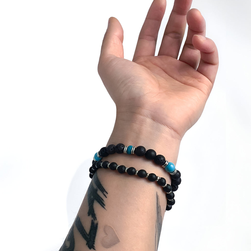 Ensemble de deux bracelets noirs en pierres volcaniques avec perles turquoise, style masculin.