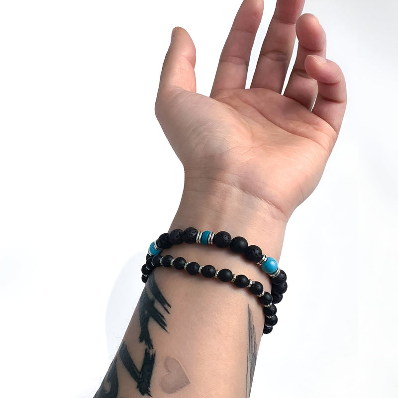 Ensemble de deux bracelets noirs en pierres volcaniques avec perles turquoise, style masculin.